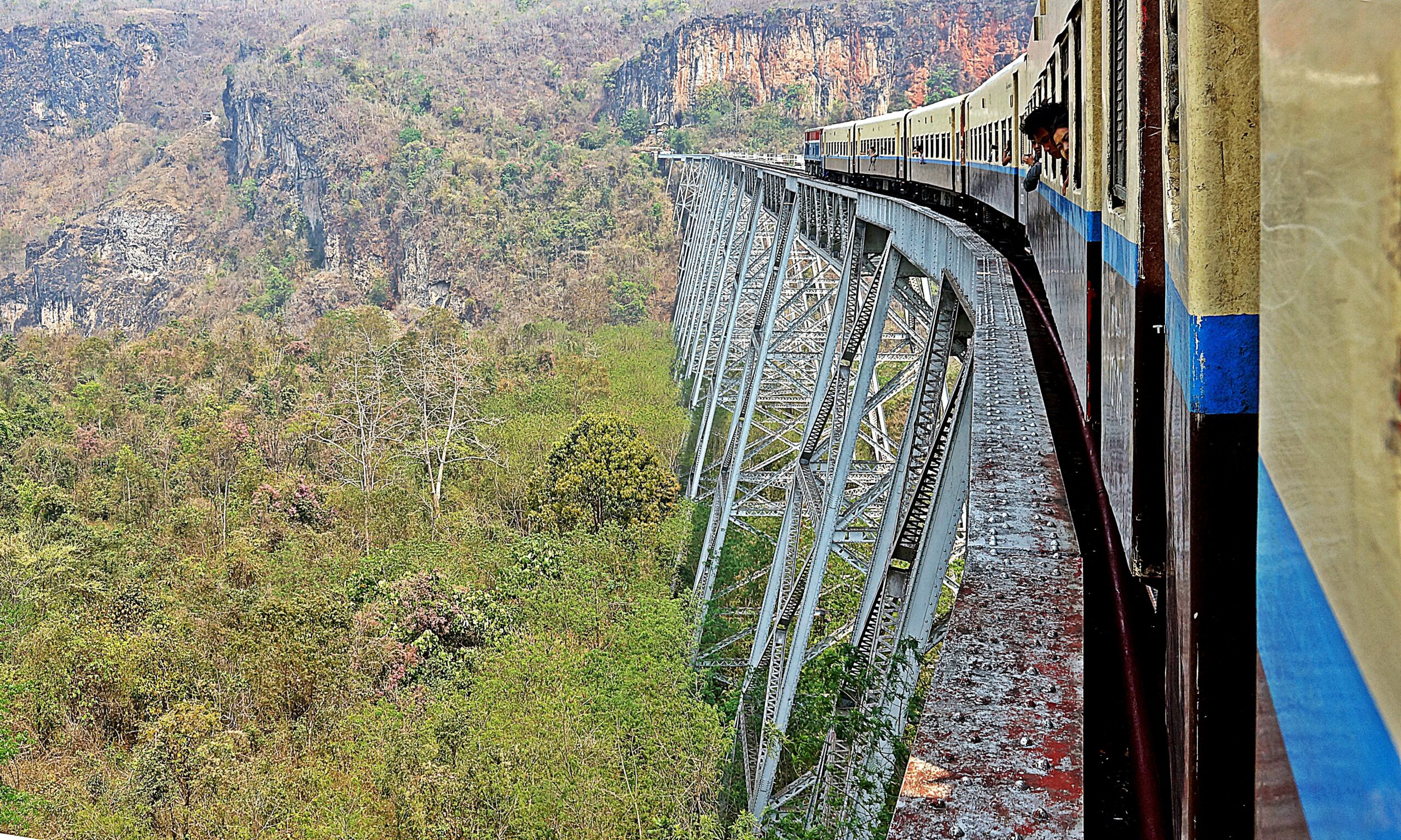 Train crossing the Gokteik Viaduct